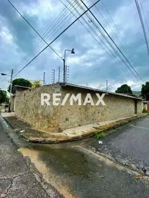 Acogedora y amplia casa en la Urb. Barrio Sucre