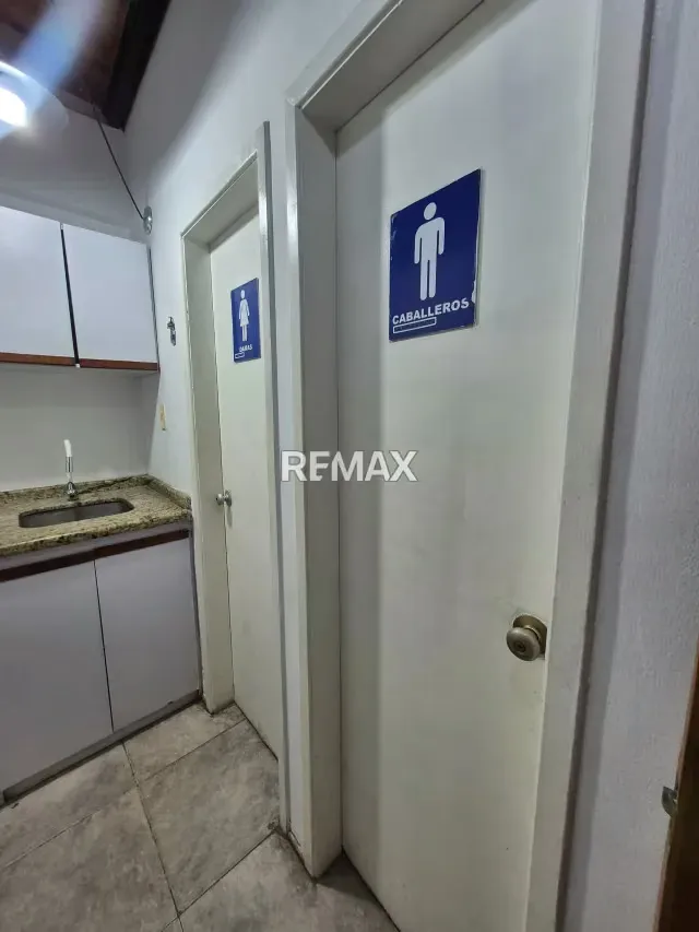 Local Comercial En Alquiler - Calle Cedeño, Porlamar. - 11