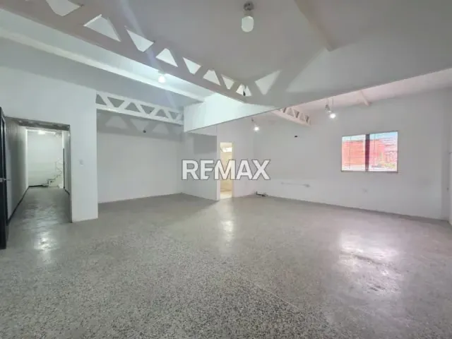 Edificio comercial ubicado en la vía principal santa teresa, sector barrio bolívar - 12