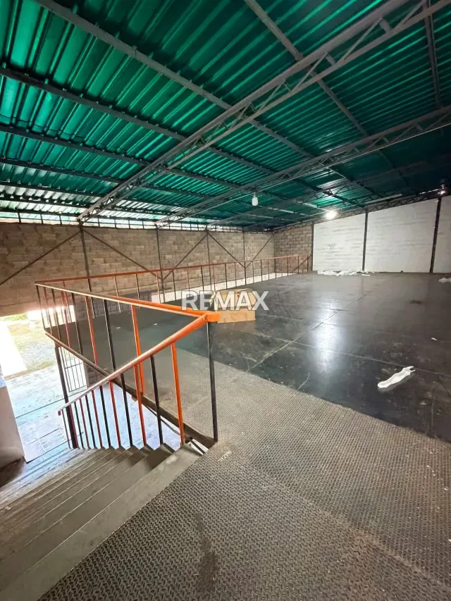 En Alquiler Galpón Industrial Versátil con Residencia y Excelente Infraestructura - 8