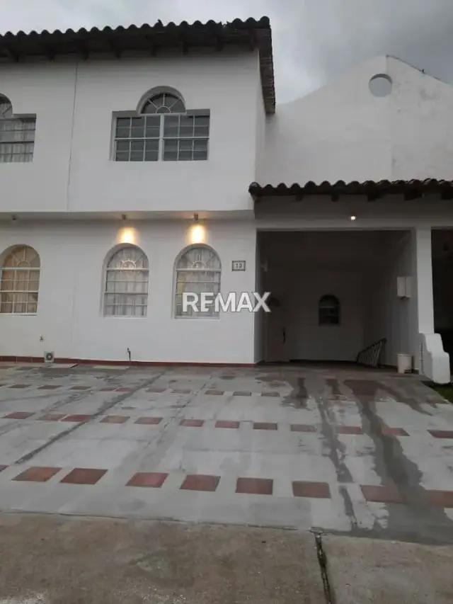 Ofrezco en alquiler hermoso Town House en San Miguel condominio Carmen Marina