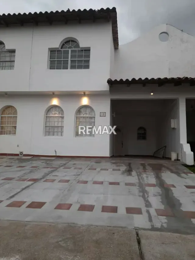 Ofrezco en alquiler hermoso Town House en San Miguel condominio Carmen Marina