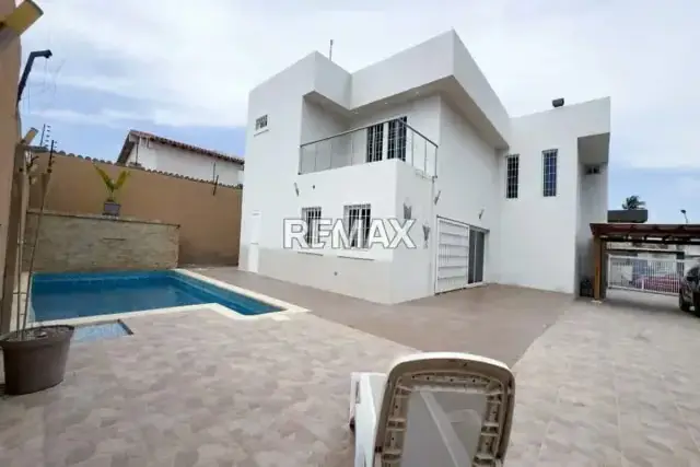 EN VENTA IMPONENTE CASA DE DOS NIVELES, MODERNA CON PISCINA, URB. COSTA AZUL, ISLA DE MARGARITA.