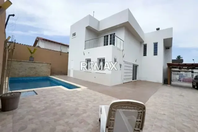 EN VENTA IMPONENTE CASA DE DOS NIVELES, MODERNA CON PISCINA, URB. COSTA AZUL, ISLA DE MARGARITA.