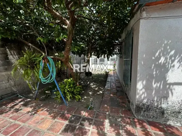 CASA EN VENTA, URB. LOS SAMANES - 11