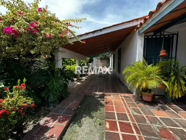 CASA EN VENTA, URB. LOS SAMANES - 2