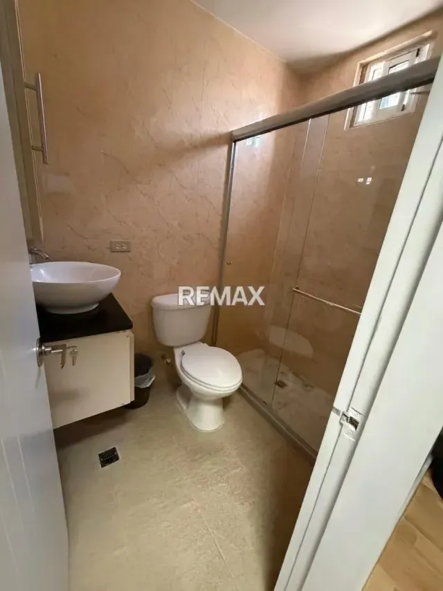 VENTA OFICINA COMERCIAL CON CASA DE UNA HABITACION - 11