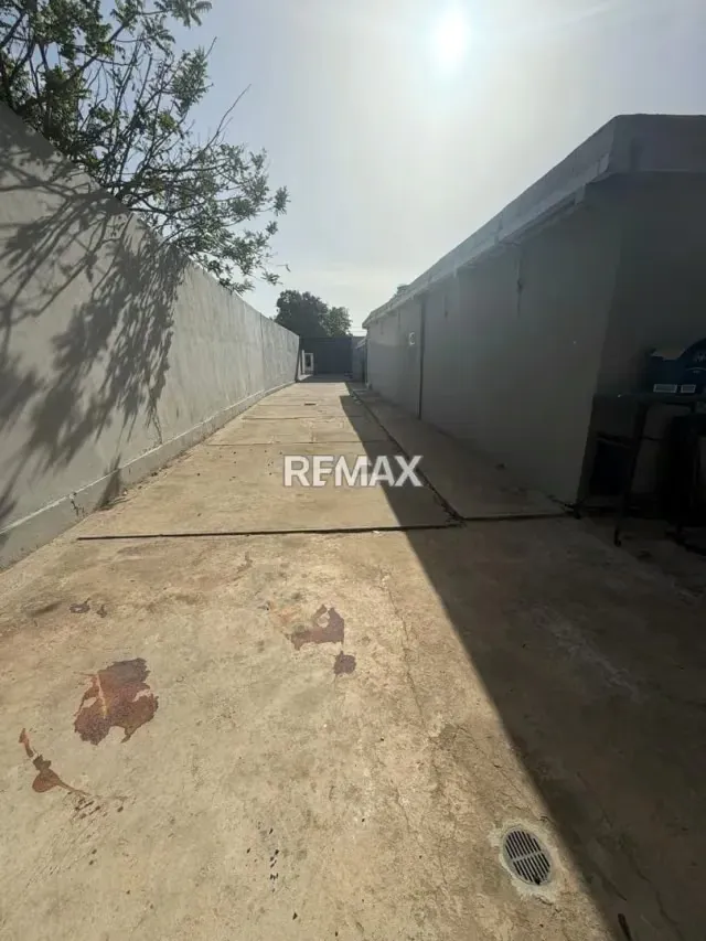 VENTA OFICINA COMERCIAL CON CASA DE UNA HABITACION - 15