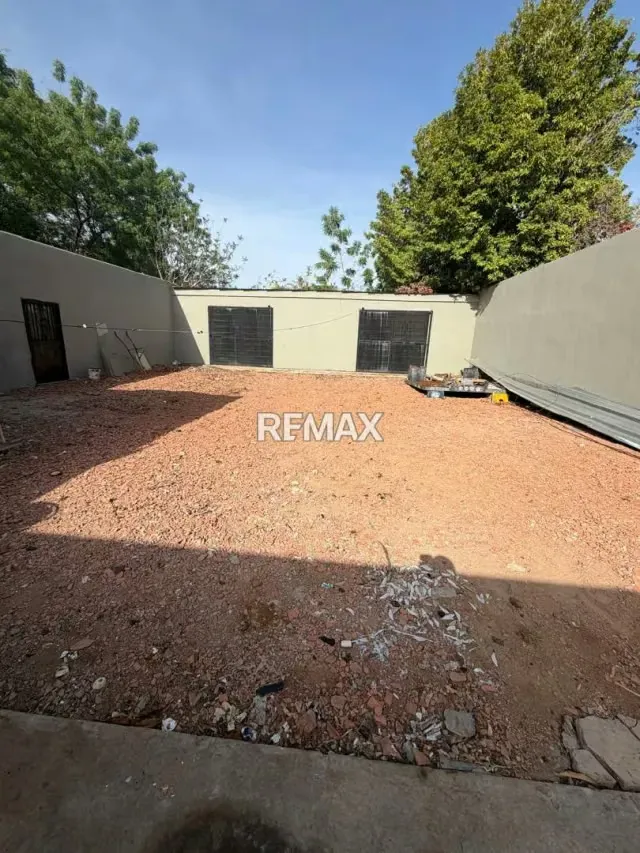 VENTA OFICINA COMERCIAL CON CASA DE UNA HABITACION - 17