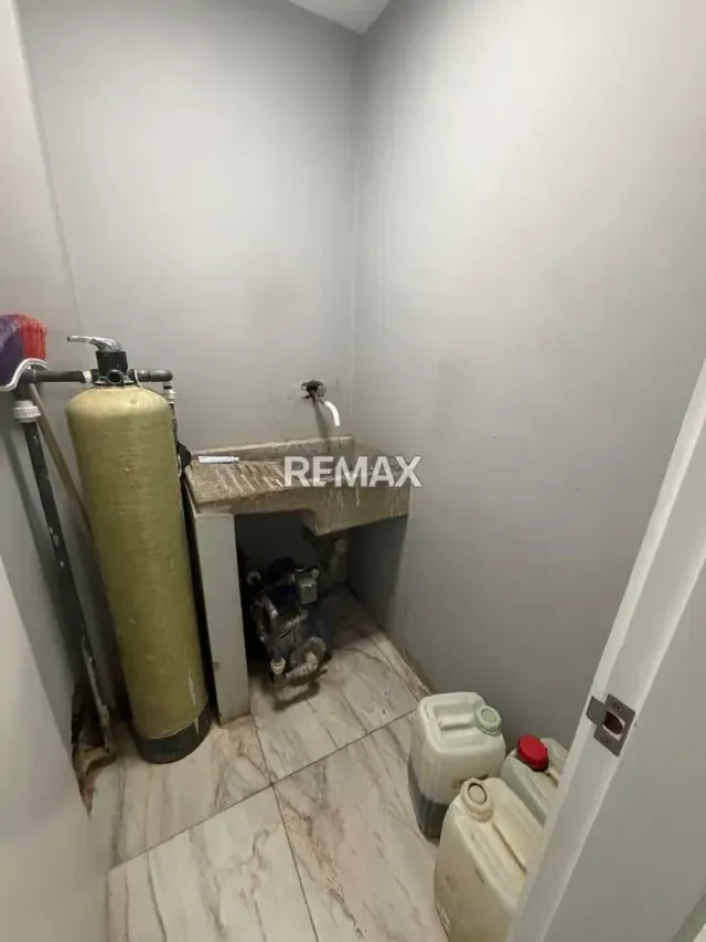 VENTA OFICINA COMERCIAL CON CASA DE UNA HABITACION - 3