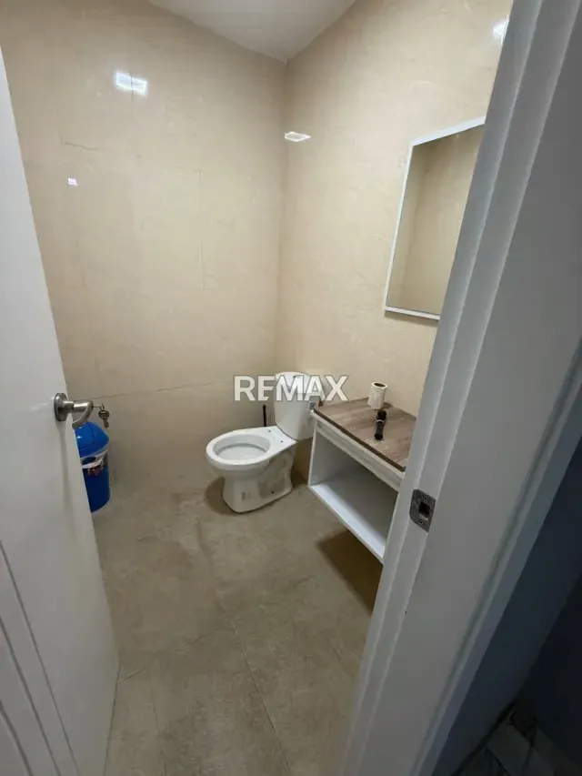 VENTA OFICINA COMERCIAL CON CASA DE UNA HABITACION - 4