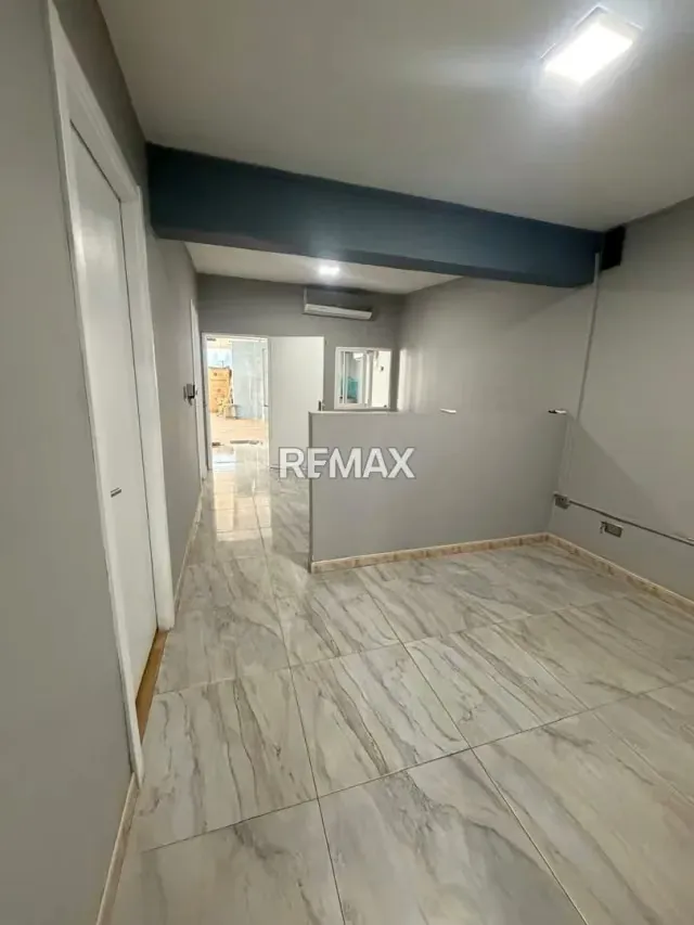 VENTA OFICINA COMERCIAL CON CASA DE UNA HABITACION - 5
