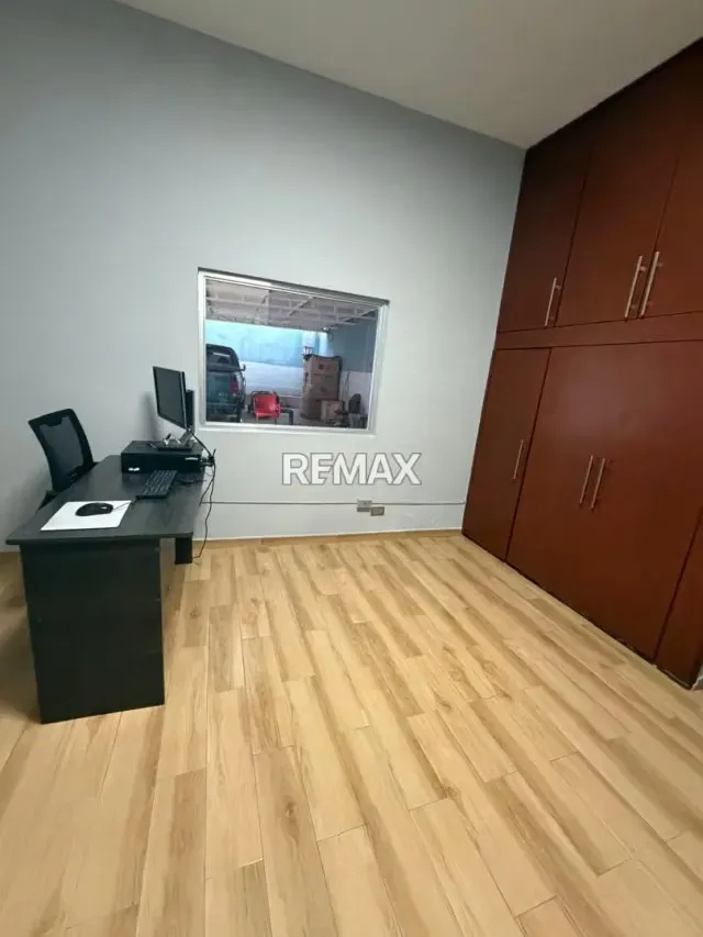 VENTA OFICINA COMERCIAL CON CASA DE UNA HABITACION - 7