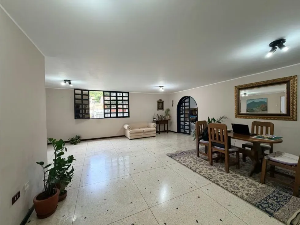 Se vende casa 600m2 Santa Mónica 0785 - 7