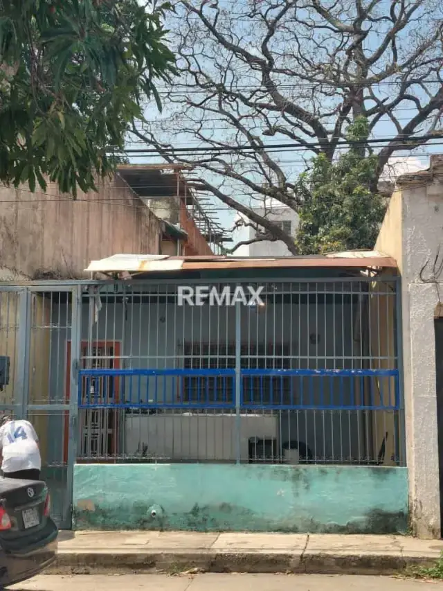 Vende Casa en zona comercial, a remodelar, Urb. Los Colorados, Valencia .