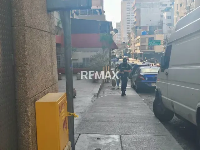 MAGNÍFICO LOCAL EN ALQUILER A PIE DE CALLE A UNA CUADRA DE LA AV. FUERZAS ARMADAS - 16