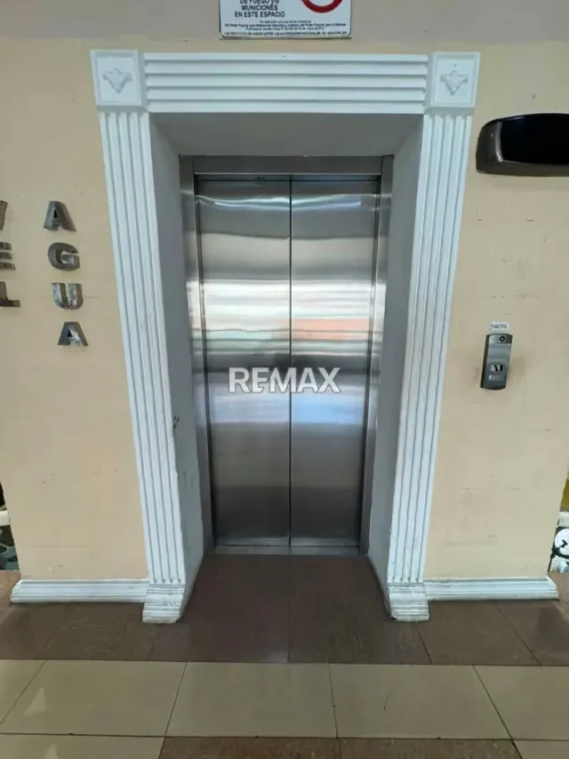 EN VENTA CARRETA COMERCIAL EN EL CENTRO COMERCIAL MAR PACIFICO, EN LA AV. PRINCIPAL DE LECHERIA - 2