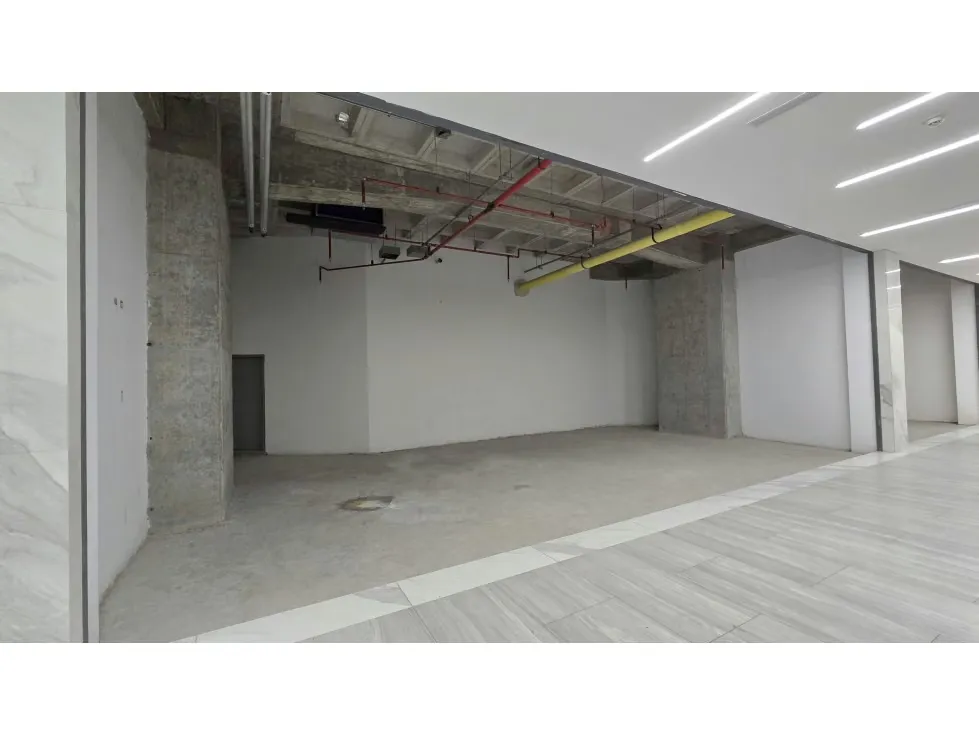 Venta de Local Comercial en el Centro Empresarial Esmeralda Bella - 3