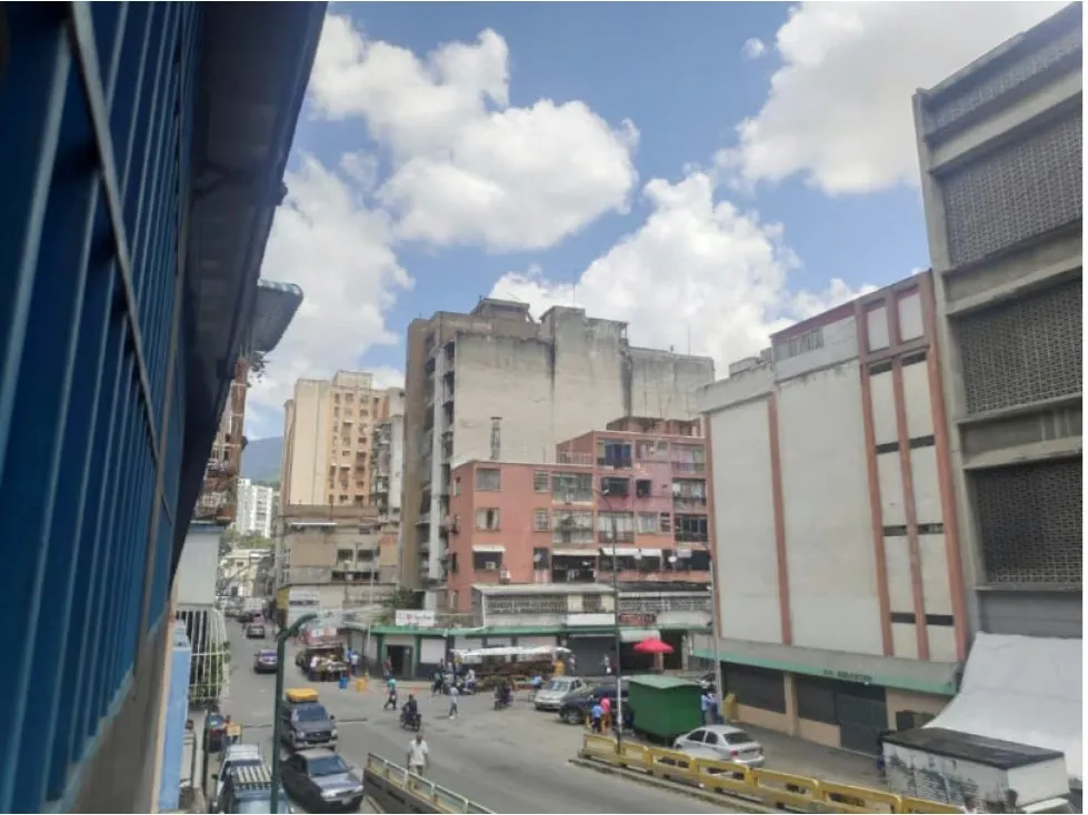 EDIFICIO DE TRES NIVELES EN SAN MARTIN DE 1600 M2, 10 BAÑOS