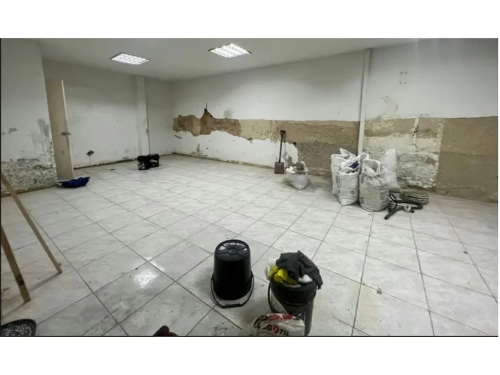 EDIFICIO DE TRES NIVELES EN SAN MARTIN DE 1600 M2, 10 BAÑOS - 12