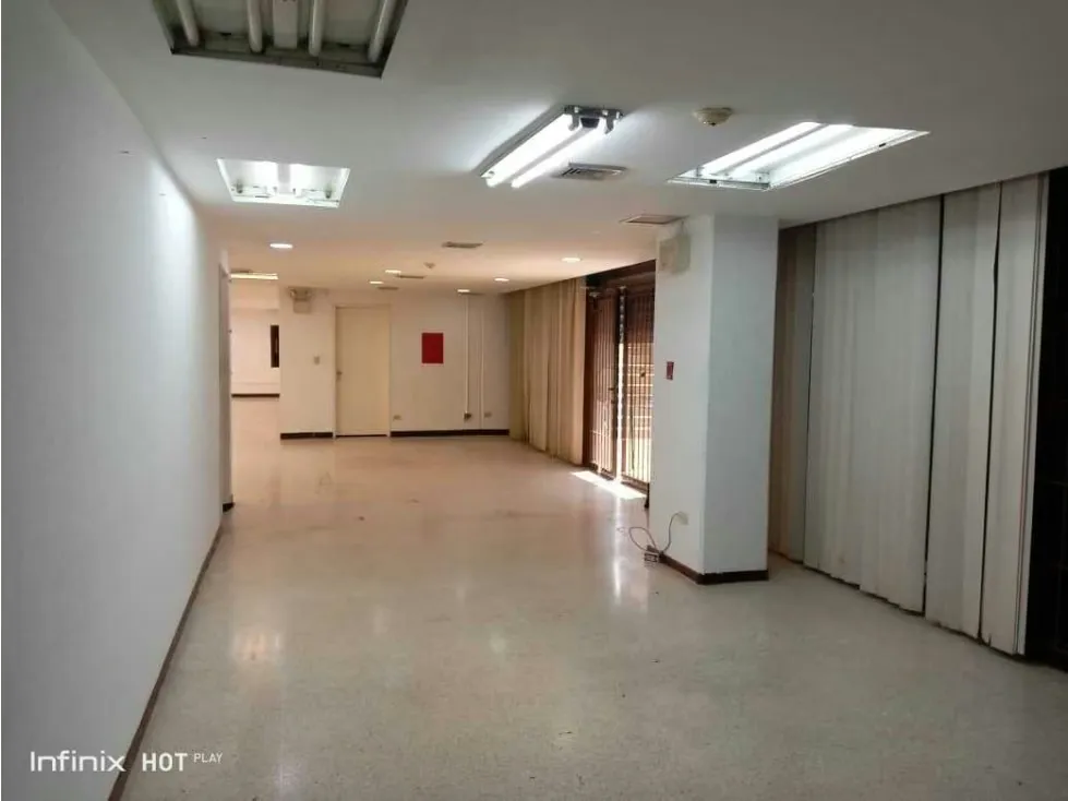 Alquilo local 800m2 La Urbina 5403
