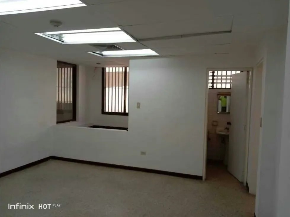 Alquilo local 800m2 La Urbina 5403 - 7