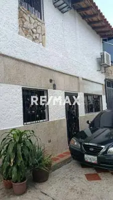 Townhouse En la Av. Principal La Hoyada, Residencias Los Sauces circuito cerrado, espectacular propiedad.