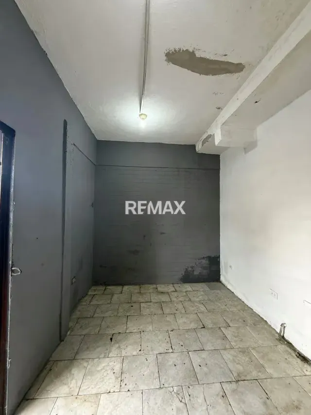 Local en Alquiler a pie de Calle ideal para venta de repuestos al este de Barquisimeto. - 5