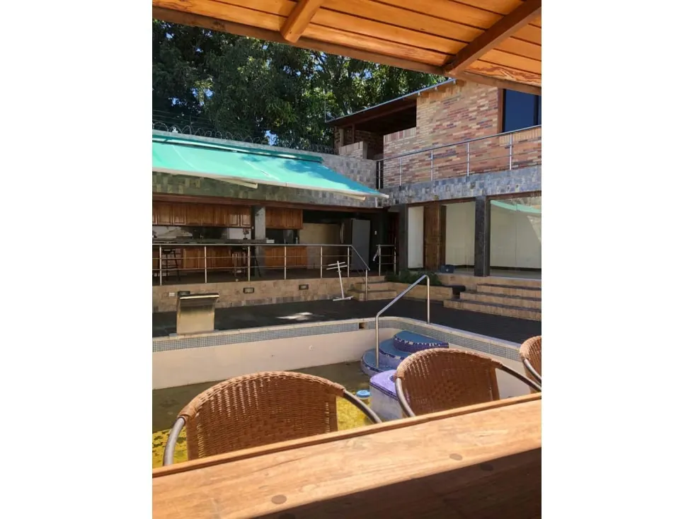 Vendo casa 950mts2 4h/4b/6p Macuto 4806 - 2