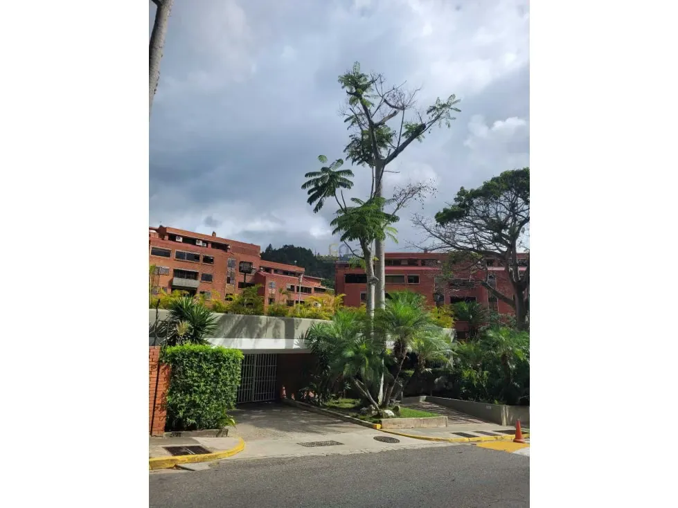 En Venta Apartamento Las Esmeraldas 193 m2 de 3H+Ser/4B/2E+Maletero