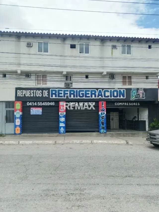 Te ofrecemos en alquiler un local comercial con excelente ubicación. A pie de calle!!!