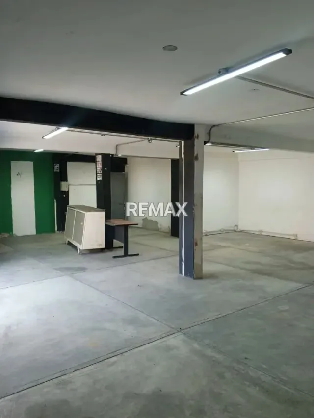 Te ofrecemos en alquiler un local comercial con excelente ubicación. A pie de calle!!! - 2