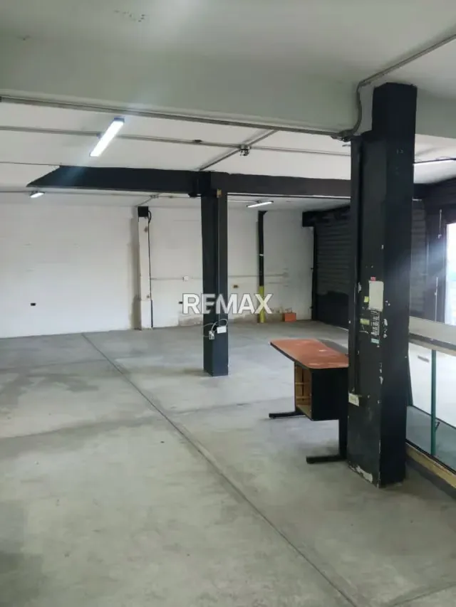 Te ofrecemos en alquiler un local comercial con excelente ubicación. A pie de calle!!! - 3
