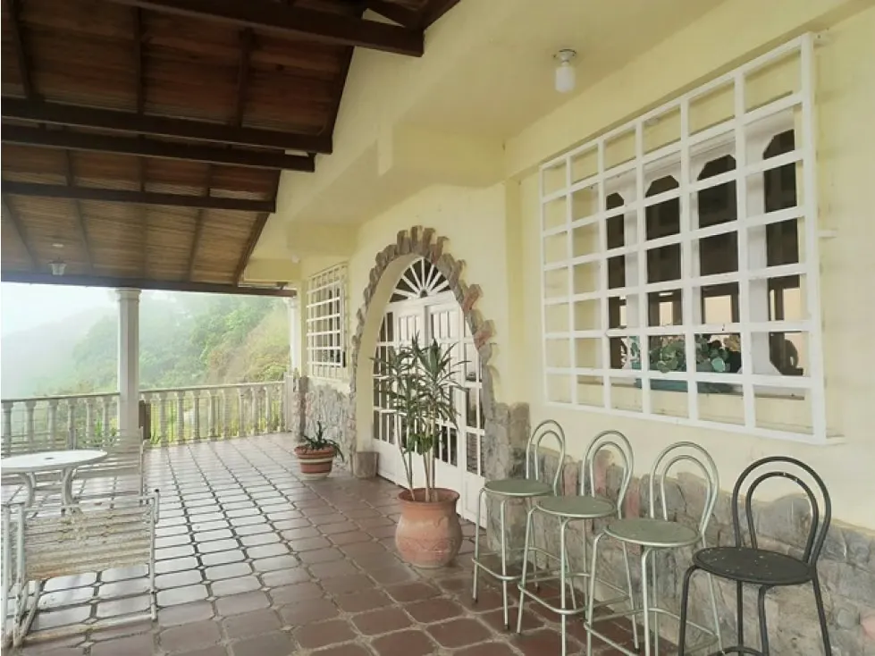 Casa de 1713mrts se vende km 23 el Junquito - El Tibrón - 6h/4b/25E - 11