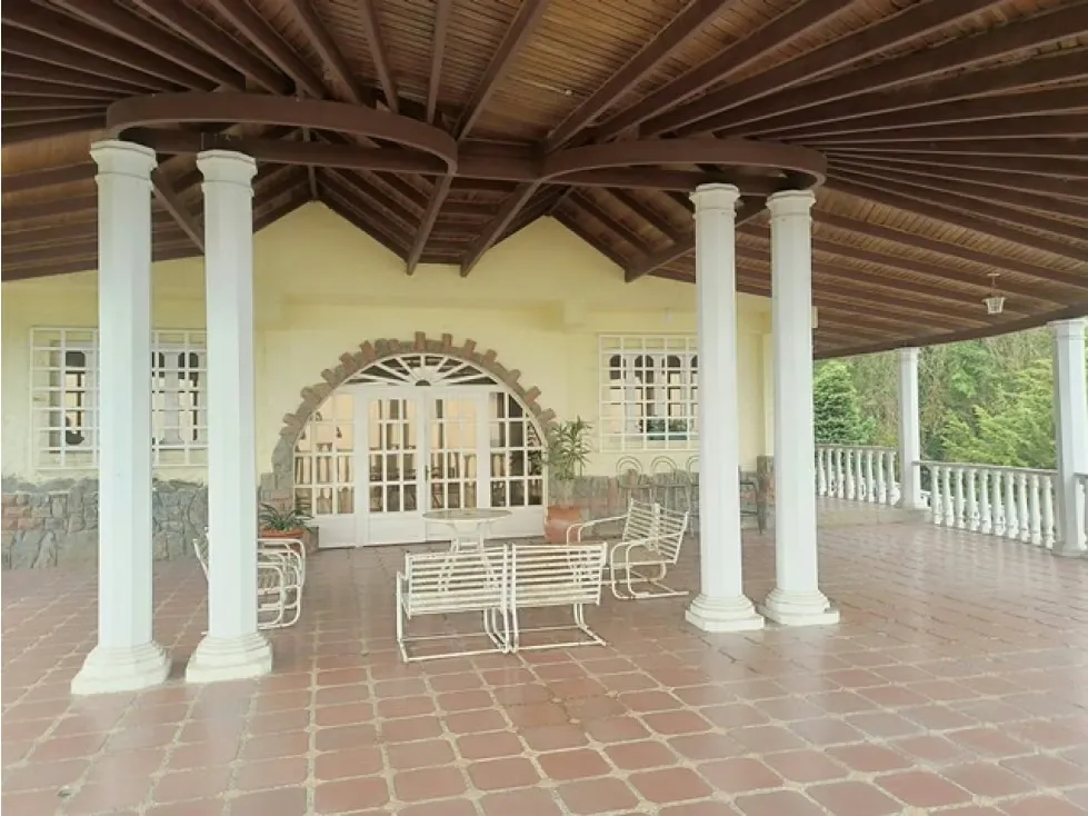 Casa de 1713mrts se vende km 23 el Junquito - El Tibrón - 6h/4b/25E - 17