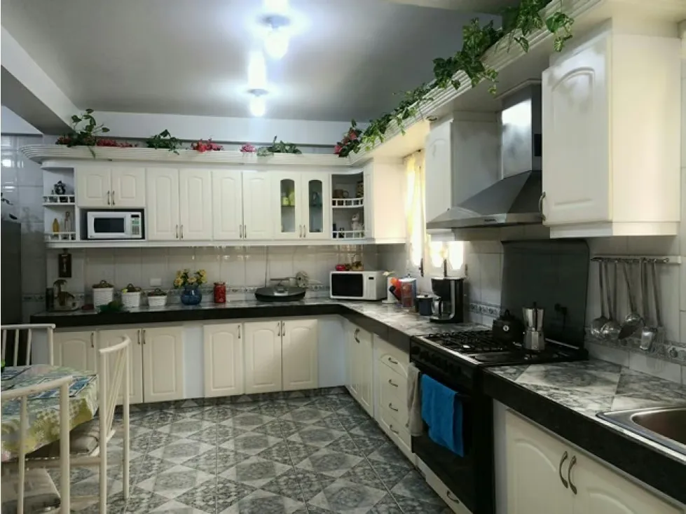 Casa de 1713mrts se vende km 23 el Junquito - El Tibrón - 6h/4b/25E - 26