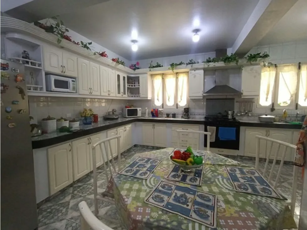 Casa de 1713mrts se vende km 23 el Junquito - El Tibrón - 6h/4b/25E - 28