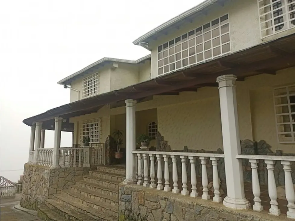 Casa de 1713mrts se vende km 23 el Junquito - El Tibrón - 6h/4b/25E - 4