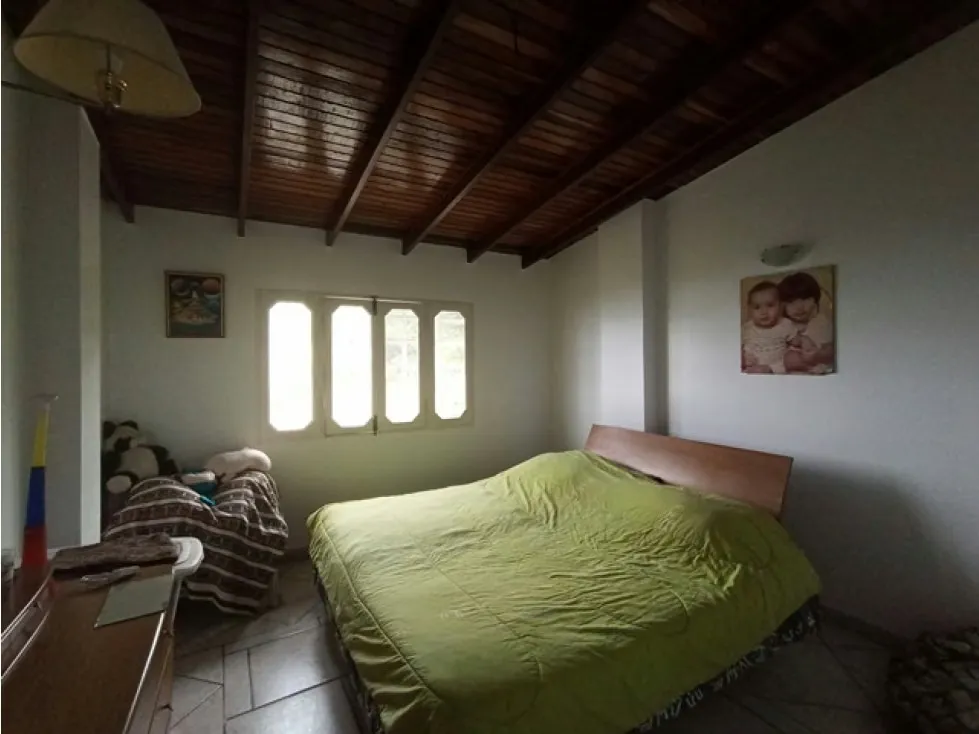 Casa de 1713mrts se vende km 23 el Junquito - El Tibrón - 6h/4b/25E - 40