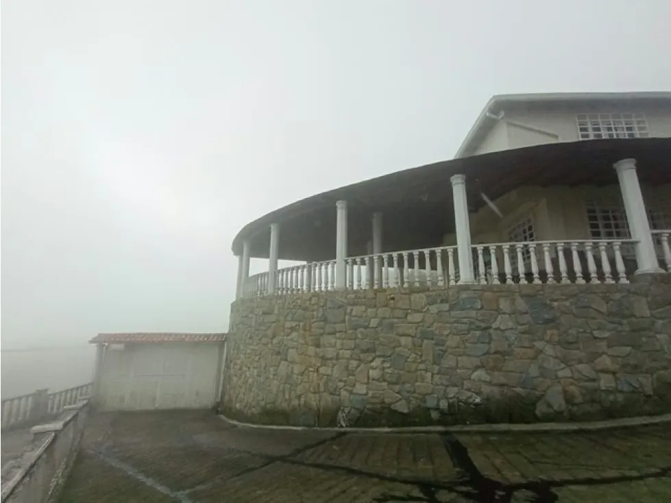 Casa de 1713mrts se vende km 23 el Junquito - El Tibrón - 6h/4b/25E - 50