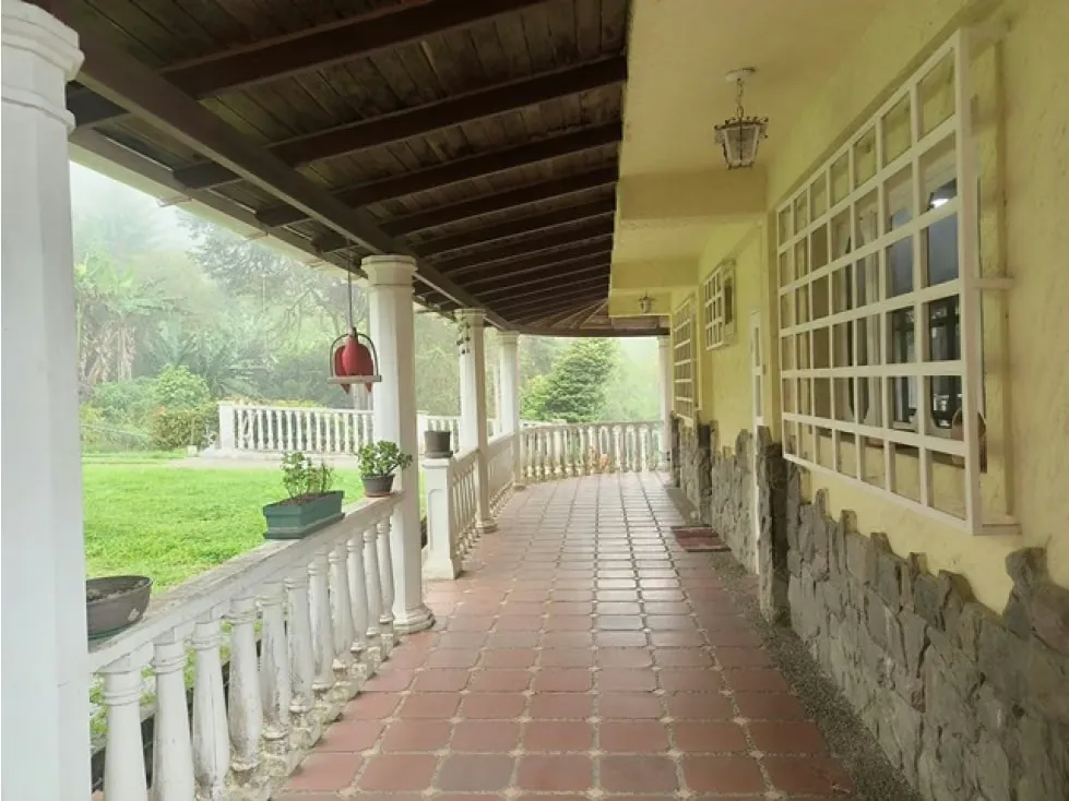 Casa de 1713mrts se vende km 23 el Junquito - El Tibrón - 6h/4b/25E - 6