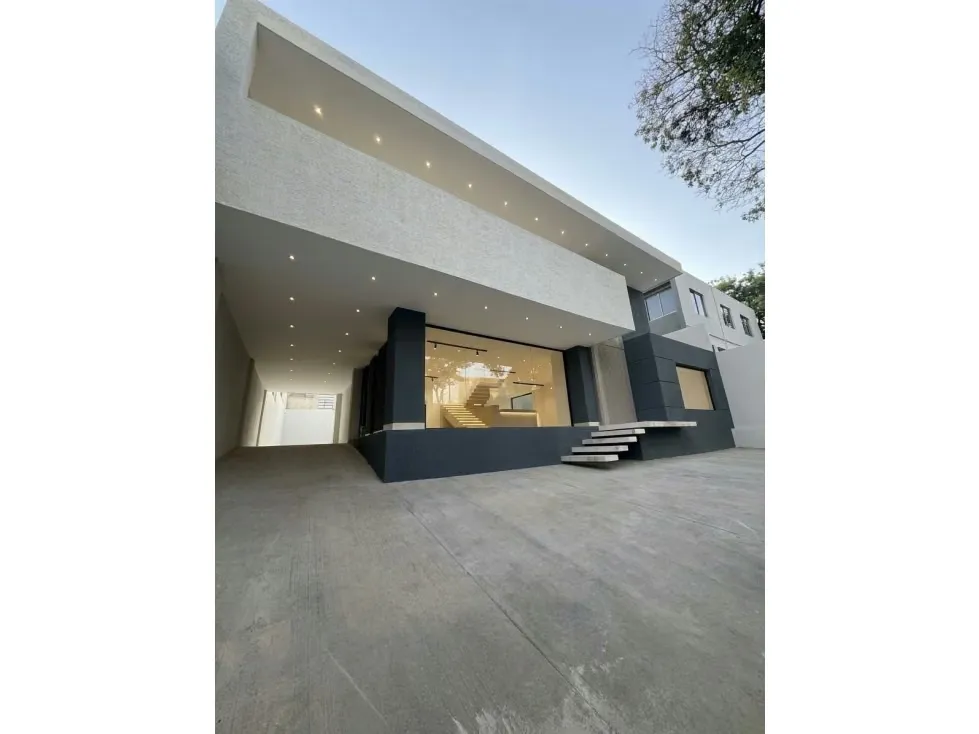Alquiler Casa Comercial a 3minutos de Las Mercedes • San Román • 420m