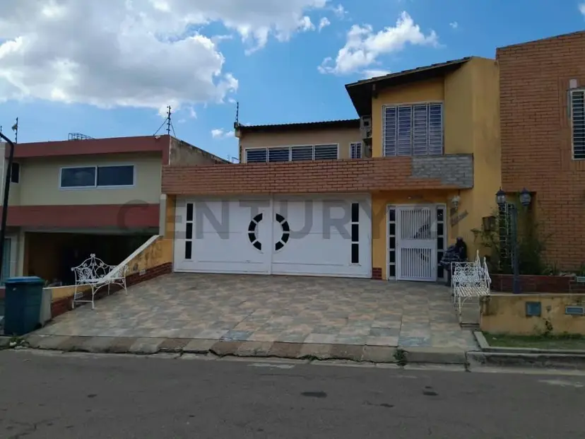 Espacioso Townhouse de 5 Habitaciones en Guayana Country Club