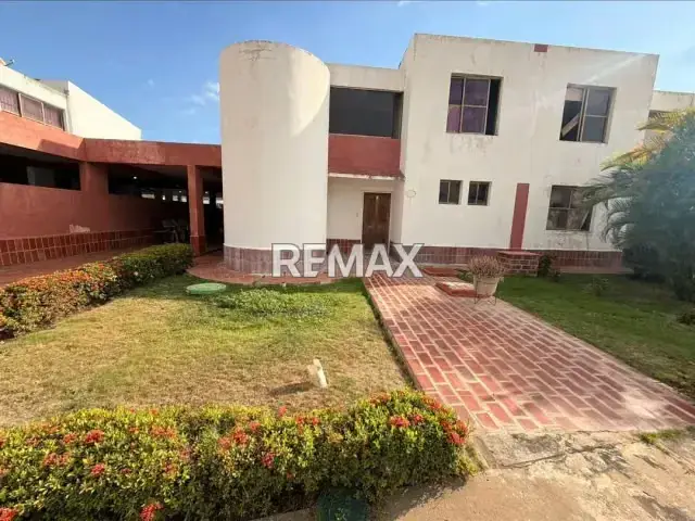 CASA DE 2 NIVELES PARA REMODELAR EN VENTA EN LECHERÍA, VENEZUELA - AV. R-8 - RESIDENCIAS CLUB DE VELA-