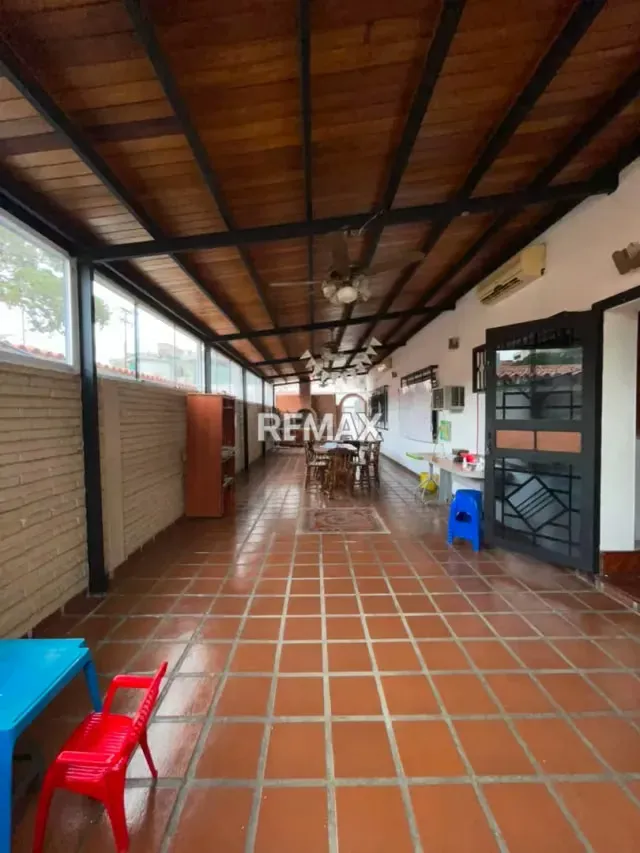 EN ALQUILER Amplia y Versátil Propiedad en Urbanización Santa Elena - 6