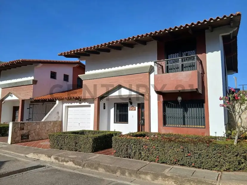TOWNHOUSE EN COLINAS DEL PARAÍSO