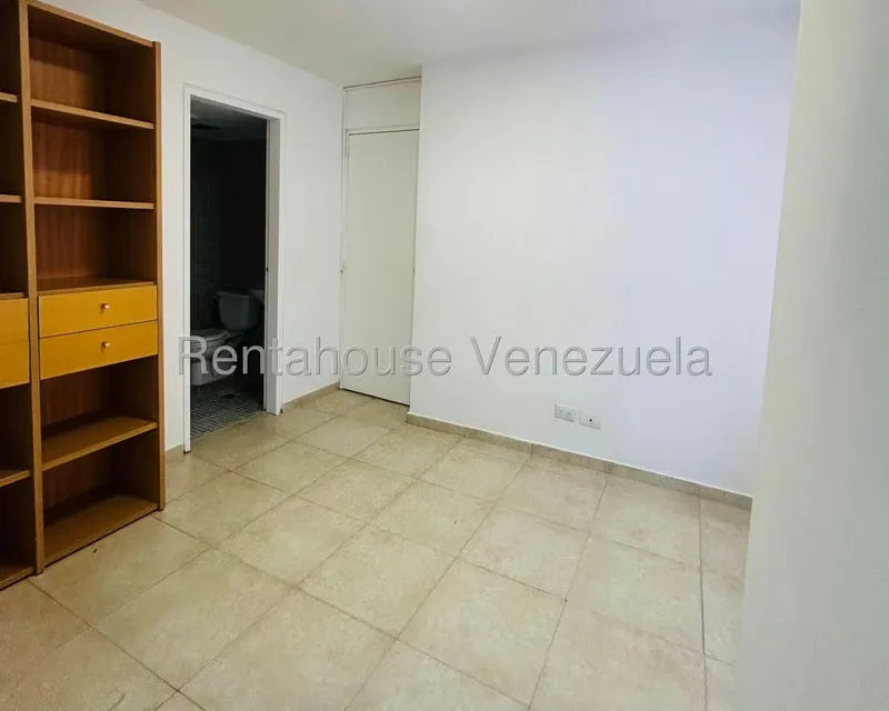 Apartamento (1 Nivel) en Alquiler en Los Dos Caminos, Distrito Metropolitano - 12