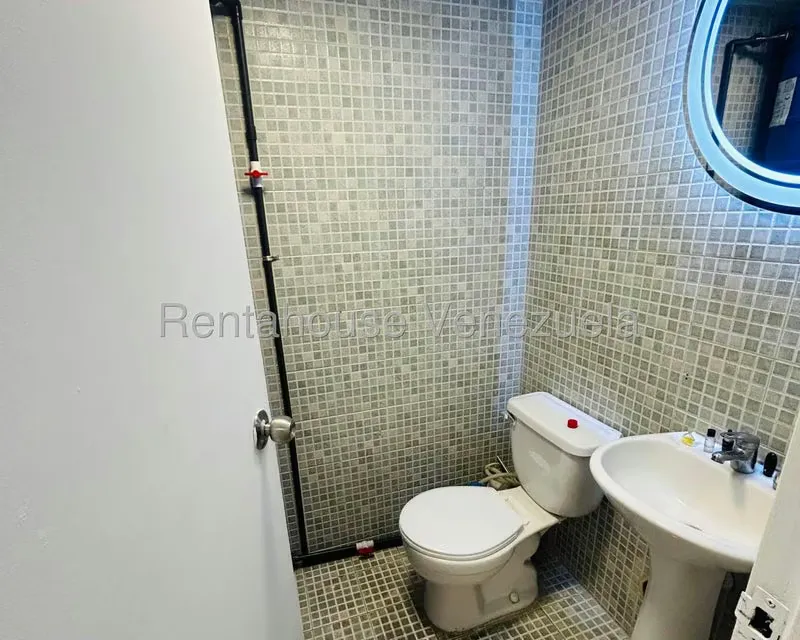 Apartamento (1 Nivel) en Alquiler en Los Dos Caminos, Distrito Metropolitano - 13