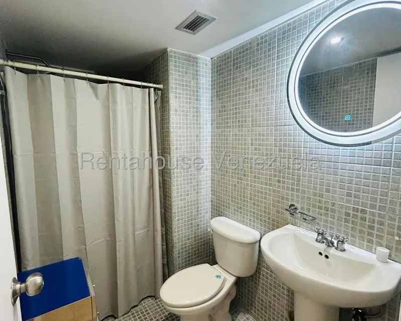 Apartamento (1 Nivel) en Alquiler en Los Dos Caminos, Distrito Metropolitano - 10