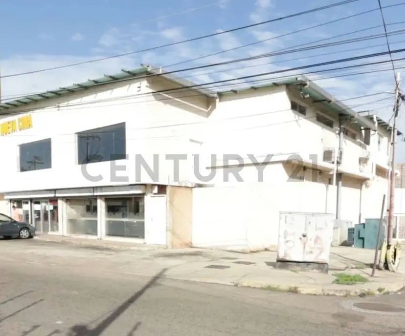 En venta edifcio comercial y residencial estructurado en tres niveles.